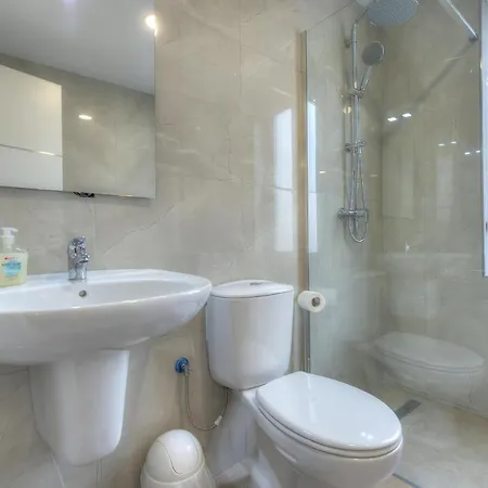 Apartment Spacious And Tastefully Furnished 2 Bedroom Ddif1-3