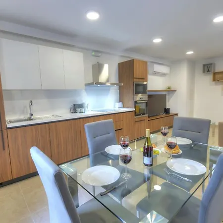 Spacious And Tastefully Furnished 2 Bedroom Ddif1-3 *