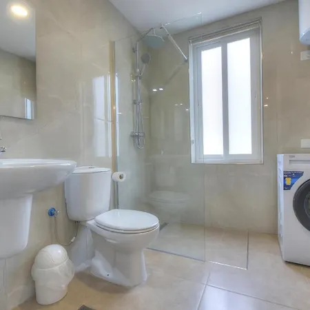 Spacious And Tastefully Furnished 2 Bedroom Ddif1-3 Apartment *